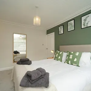 Stunning 5 Bed House In Chapel Allerton, Sleeps 9 Holiday home Leeds (West Yorkshire)